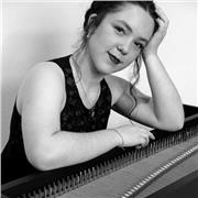 Profesora de Música. Daría clase a niños pequeños.